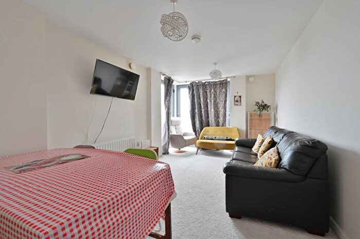 2 Bedroom Flat To Rent In Kenton Lane, Harrow, HA3