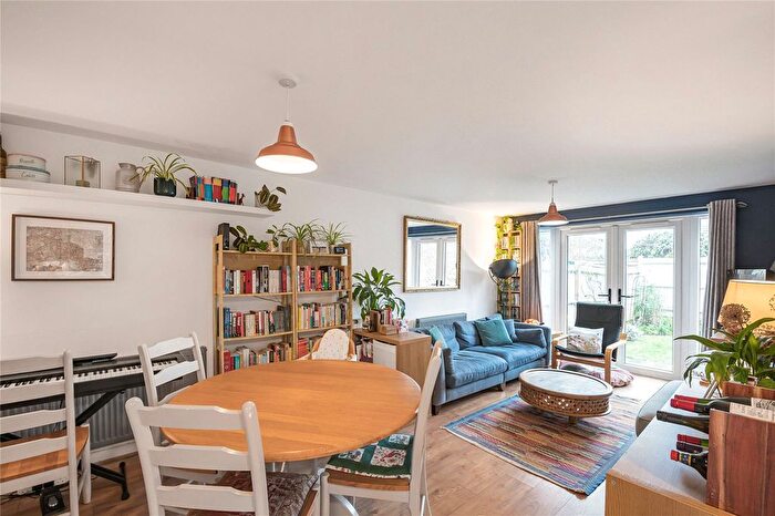 2 Bedroom Flat For Sale In Park Avenue, Mitcham, CR4