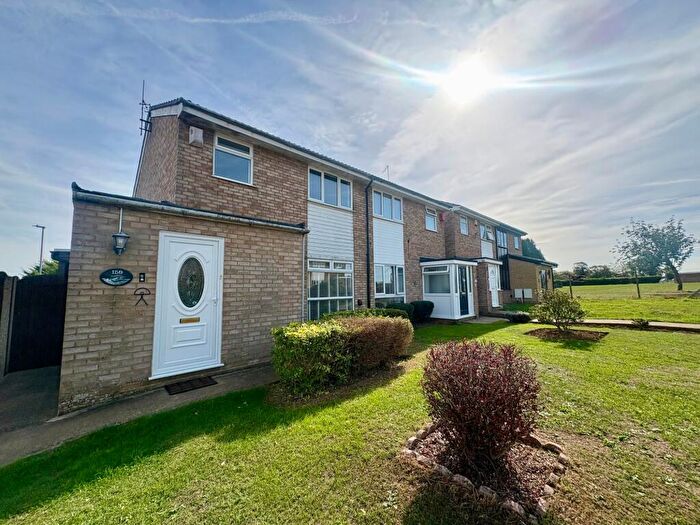 3 Bedroom Semi-Detached House For Sale In Buckingham Drive, Luton, LU2