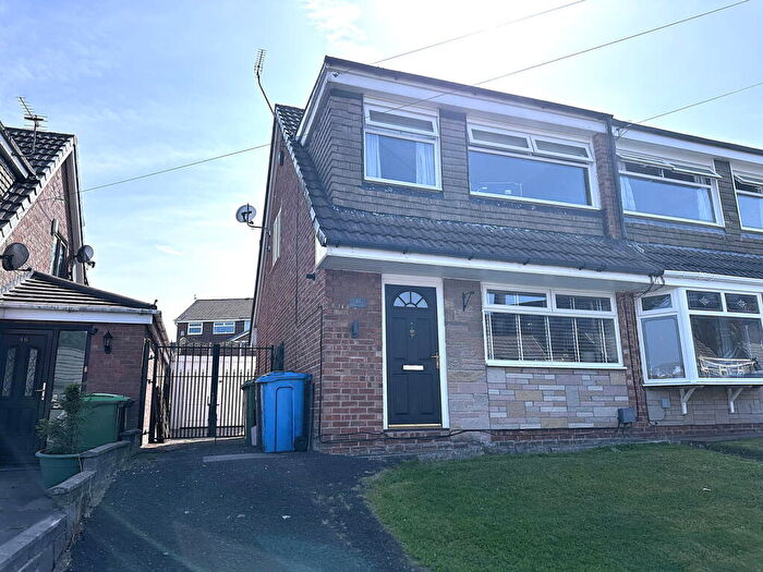 3 Bedroom Semi-Detached House For Sale In Helston Drive, Royton, Oldham, OL2