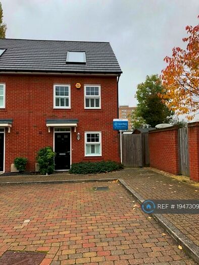 3 Bedroom End Of Terrace House To Rent In Erickson Gardens, Bromley, BR2