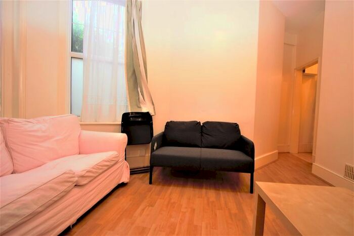 2 Bedroom Flat To Rent In Wightman Road, London, N8