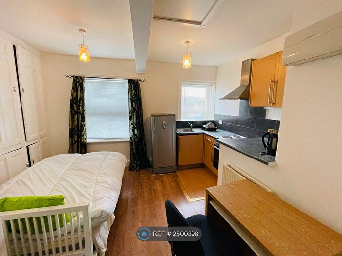 1 Bedroom Flat To Rent In Manchester Road, Huddersfield, HD4