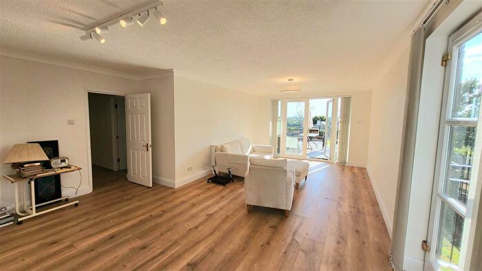 2 Bedroom Apartment To Rent In Crescent Road, Enfield, EN2