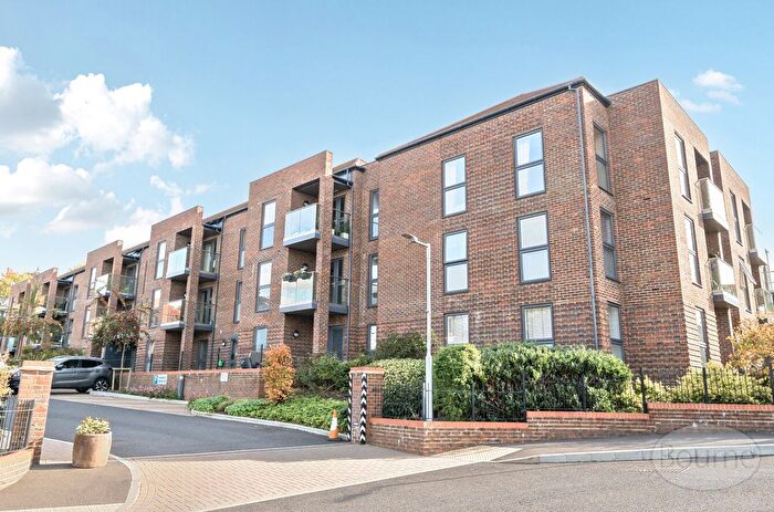 2 Bedroom Flat For Sale In Lower Turk Street, Alton, Hampshire, GU34