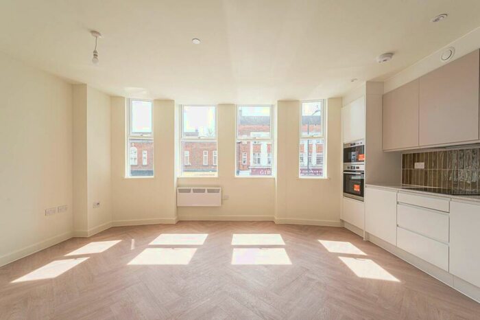 2 Bedroom Flat To Rent In Ballards Lane, Church End, London, N3