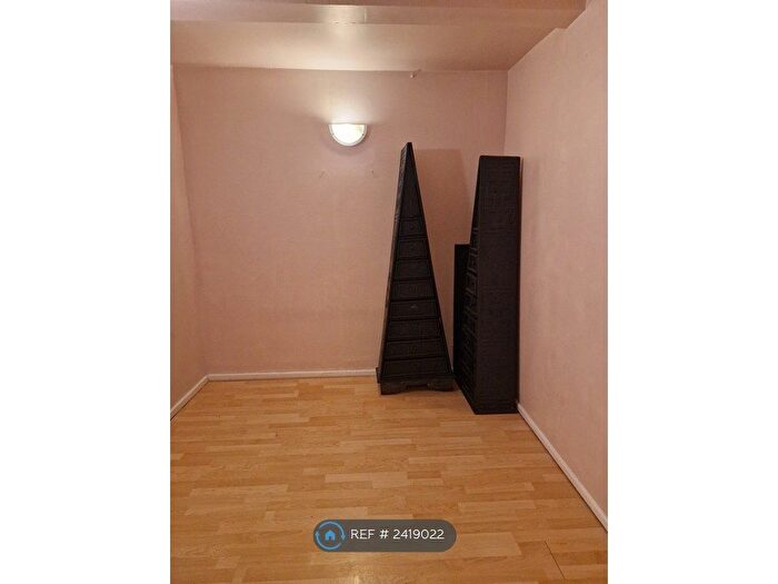 2 Bedroom Flat To Rent In Selby Rd, Leeds, LS9