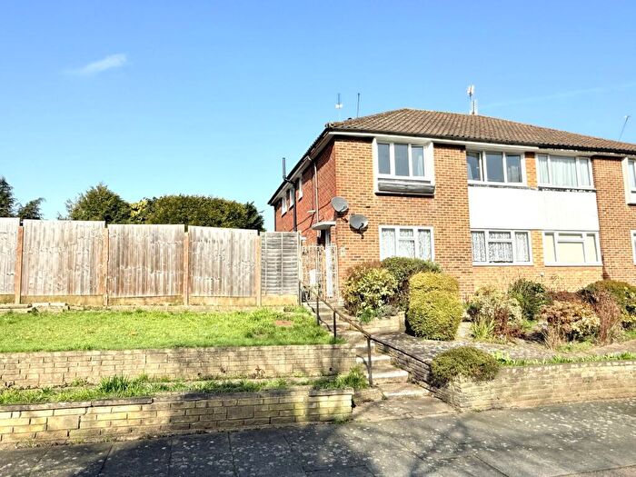 2 Bedroom Ground Maisonette For Sale In Vernon Crescent, Barnet, EN4