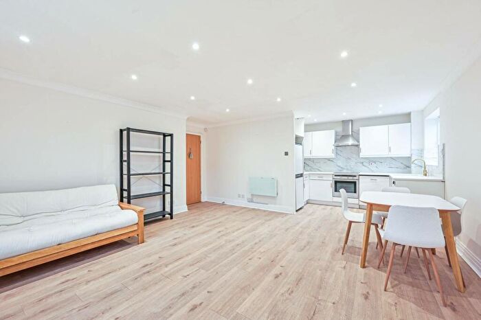 2 Bedroom Flat To Rent In Stephens Lodge, North Finchley, London, N12