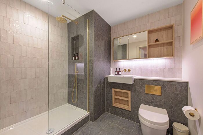 3 Bedroom Flat To Rent In The Draper, Colindale, London, NW9