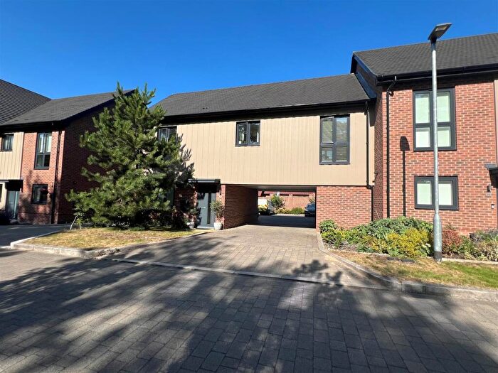 2 Bedroom Maisonette For Sale In Hollywood Place Crowthorne, RG45