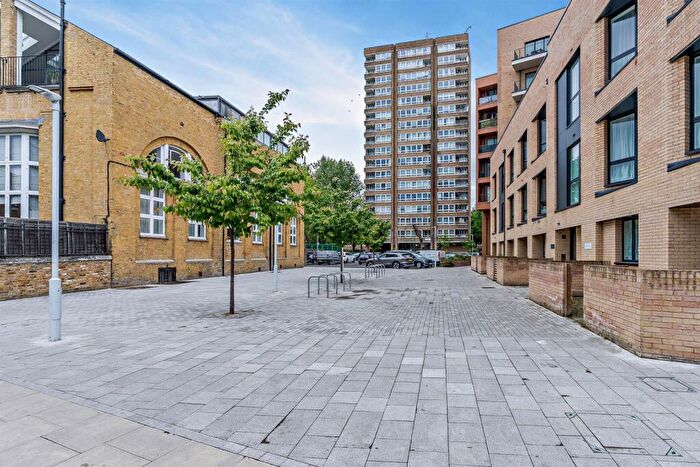 2 Bedroom Flat For Sale In Shuttleworth Road, London, SW11
