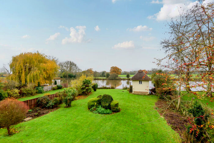 4 Bedroom Detached House To Rent In The Warren, Caversham, Reading, Berkshire, RG4