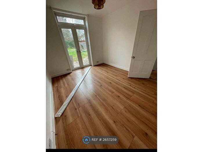3 Bedroom Semi-detached House To Rent In Reading, Reading, RG30