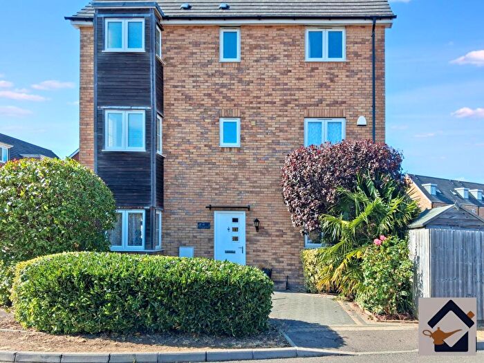 5 Bedroom Town House To Rent In Charisse Gardens, Oxley Park, Milton Keynes, MK4