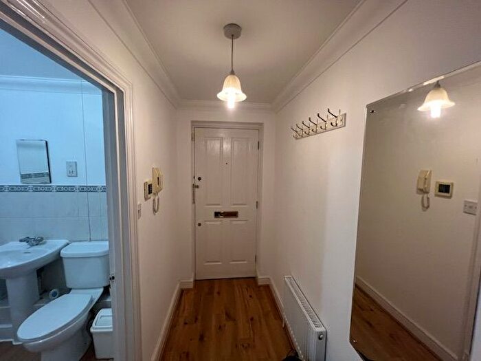 2 Bedroom Flat To Rent In Croxted Road, London, SE21