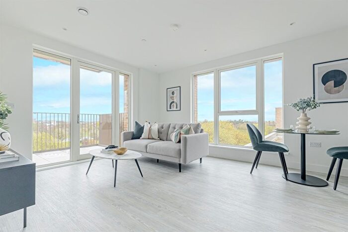 1 Bedroom Flat To Rent In Clovelly Road, Hounslow, TW3