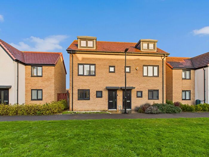 3 Bedroom Semi Detached House For Sale In Stainton Walk, Hull, HU3