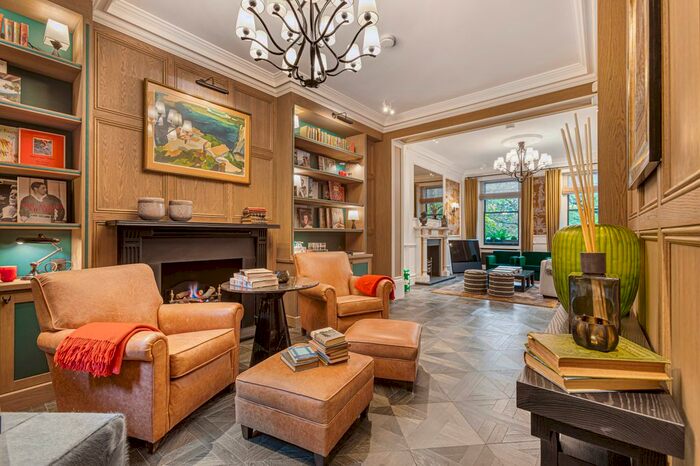 3 Bedroom Flat To Rent In Cadogan Place, London, SW1X