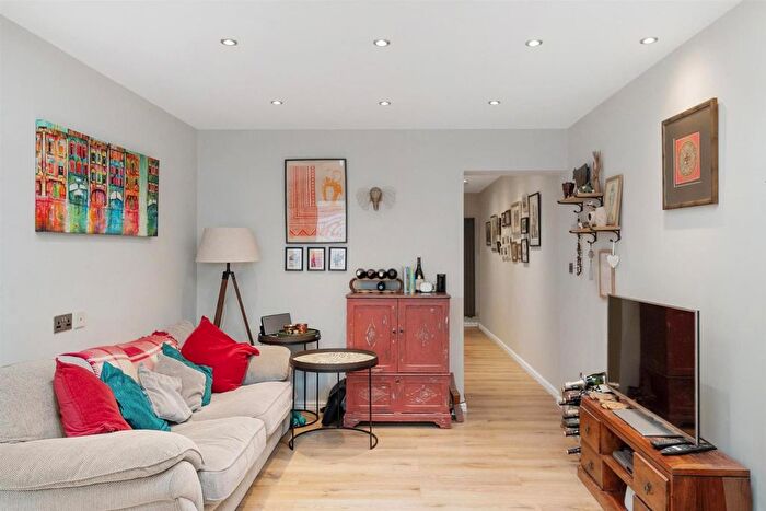 2 Bedroom Flat To Rent In Garratt Lane, Earlsfield, London, SW18