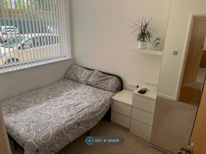 2 Bedroom Flat To Rent In Warwickgate House, Old Trafford, Manchester, M16