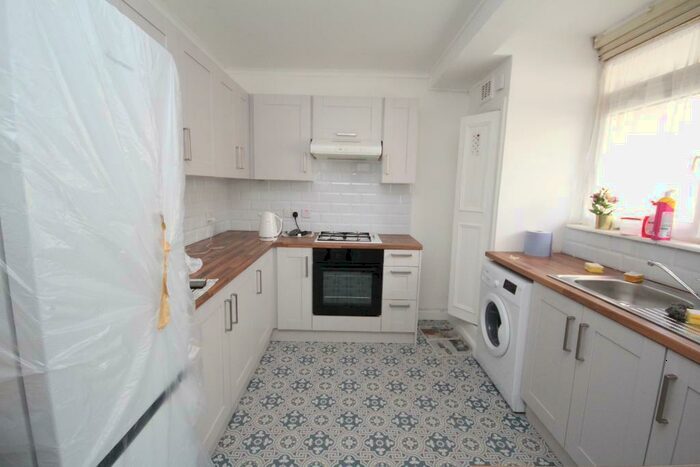 3 Bedroom Maisonette To Rent In Poole Road, Hackney, London, E9