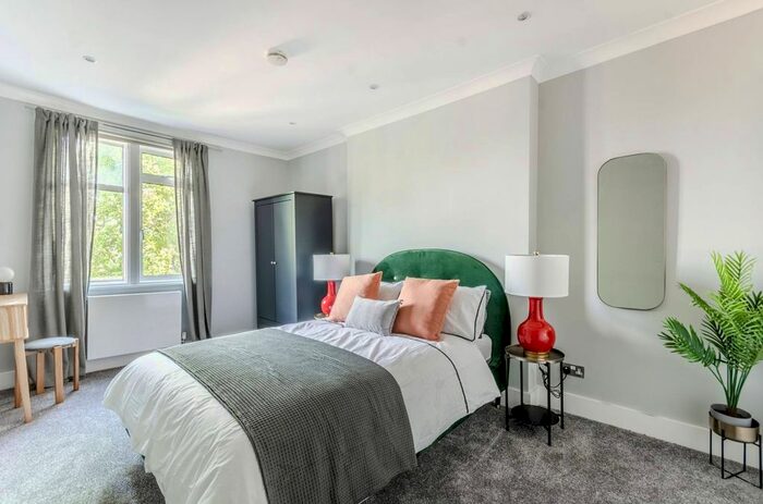 3 Bedroom Flat To Rent In Nevern Square, Earls Court, London, SW5