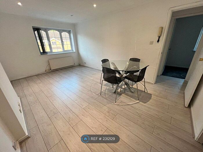2 Bedroom Flat To Rent In Alwoodley, Leeds, LS17
