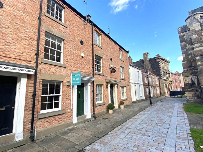 3 Bedroom Town House To Rent In Churchside, Howden, DN14