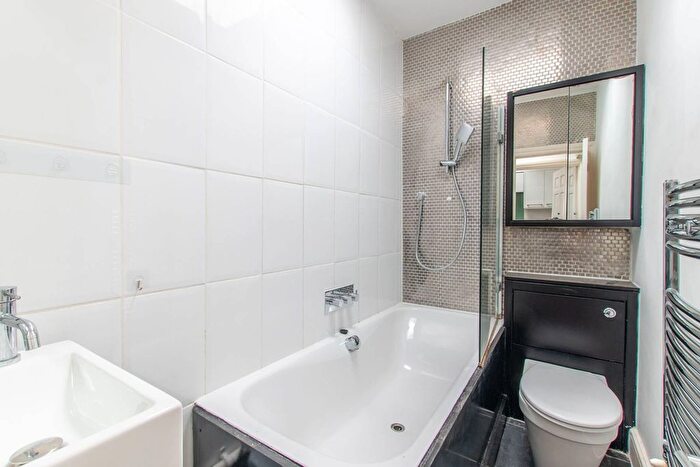 1 Bedroom Flat For Sale In Gratton Road, Brook Green, London, W14