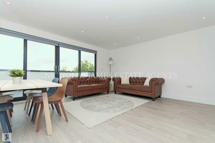 3 Bedroom Flat To Rent In Quadrant Court, Park Avenue, London, N18