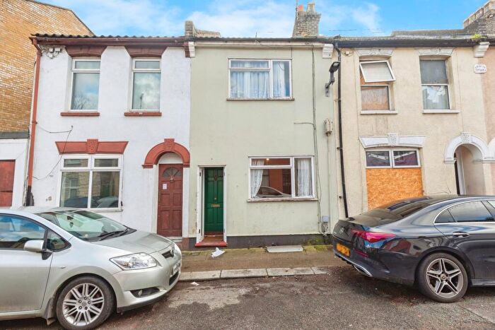 3 Bedroom Terraced House For Sale In Lester Road, Chatham, Kent, ME4
