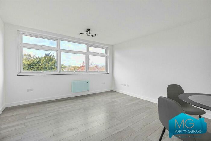 2 Bedroom Apartment To Rent In Nether Street, Finchley, London, N3