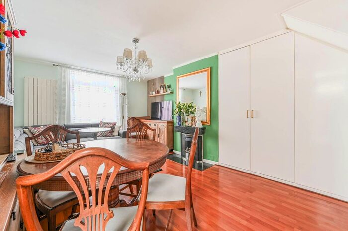 2 Bedroom Flat To Rent In Teversham Lane, Stockwell, London, SW8