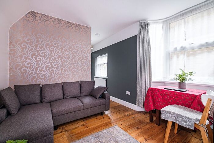 2 Bedroom Flat To Rent In High Road Leytonstone, London, E11
