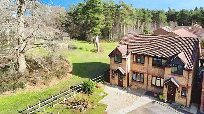 3 Bedroom Semi Detached House For Sale In Hope Avenue, Bracknell, Berkshire, RG12