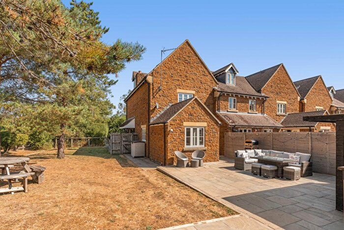 4 Bedroom Terraced House For Sale In Crab Tree Close, Bloxham, OX15