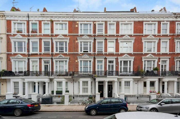 2 Bedroom Flat To Rent In Maclise Road, Olympia, London, W14