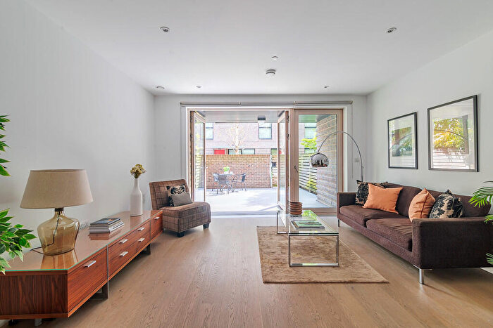 3 Bedroom Maisonette For Sale In Victory Place, Elephant & Castle, SE17