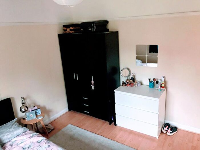 4 Bedroom Semi-Detached House To Rent In Beech Grove, Guildford, GU2
