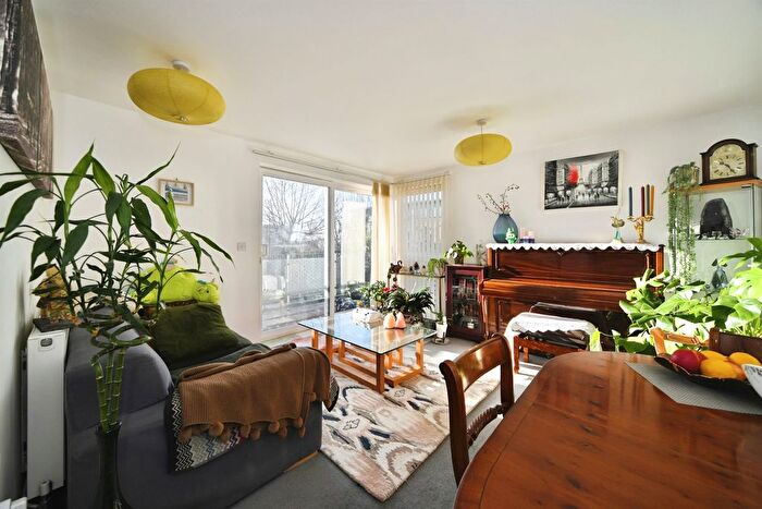 2 Bedroom Flat For Sale In Metropolitan Station Approach, Watford, WD18