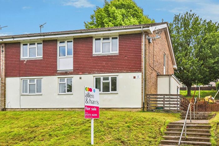2 Bedroom Flat For Sale In Feltham Drive, Frome, BA11