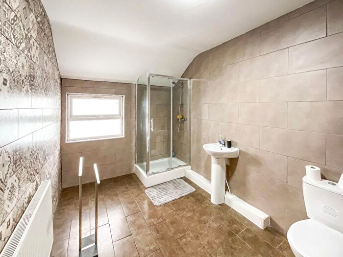 1 Bedroom Flat To Rent In Flat, Rose & Crown, DY8