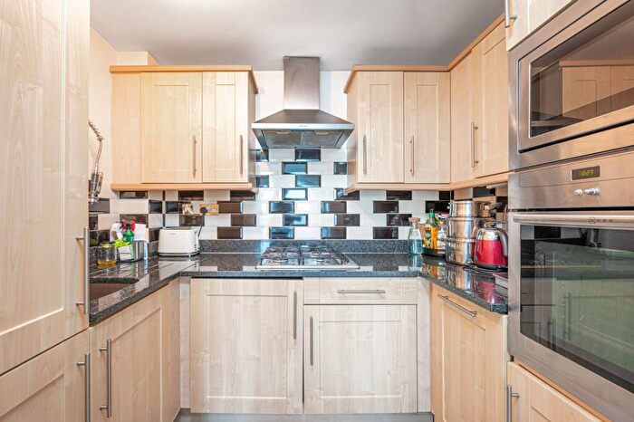 2 Bedroom Flat For Sale In Approach Road, New Barnet, Barnet, EN4