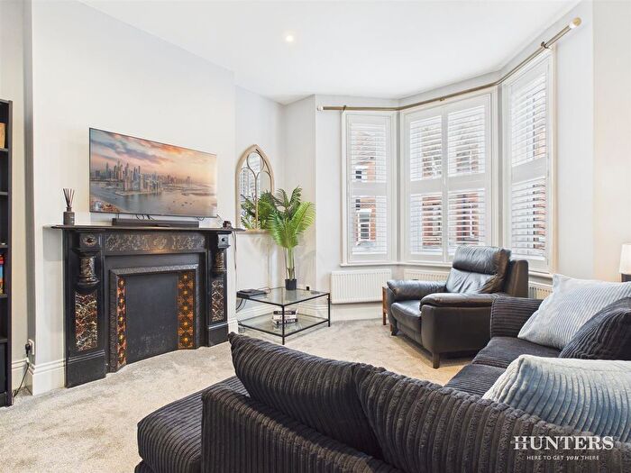 2 Bedroom Flat To Rent In Radnor Park Crescent, Folkestone, CT19