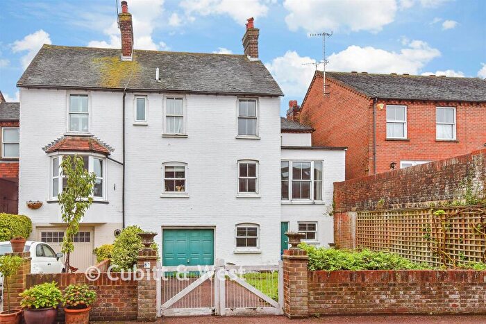 3 Bedroom Town House For Sale In Tarrant Street, Arundel, West Sussex, BN18
