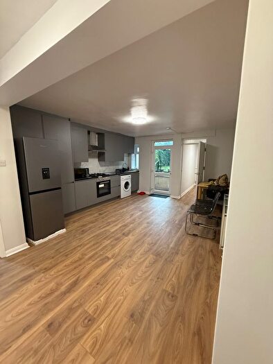 3 Bedroom Flat To Rent In High Road, Buckhurst Hill, IG9