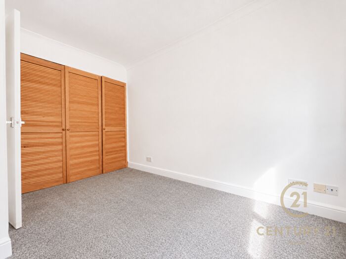 1 Bedroom Flat To Rent In Farm Road Esher, KT10