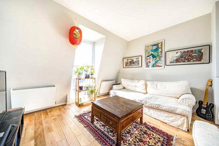 3 Bedroom Flat For Sale In Battersea Rise, Battersea, SW11