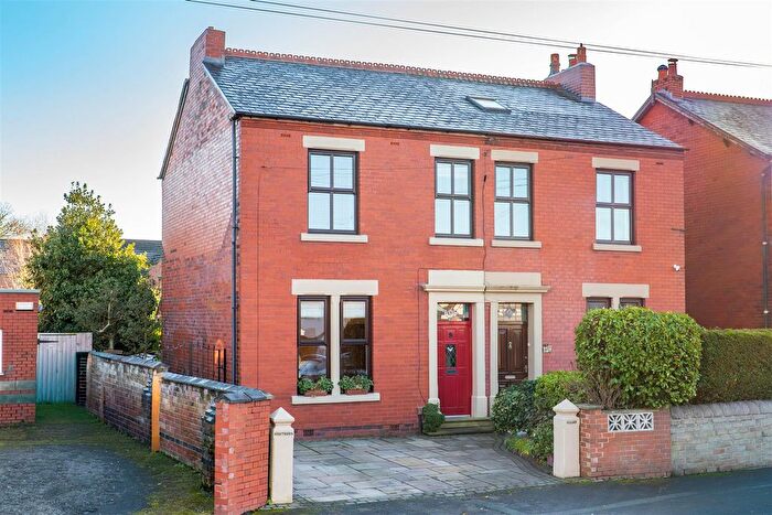 3 Bedroom Semi Detached House For Sale In Leyland Lane, Leyland, PR25